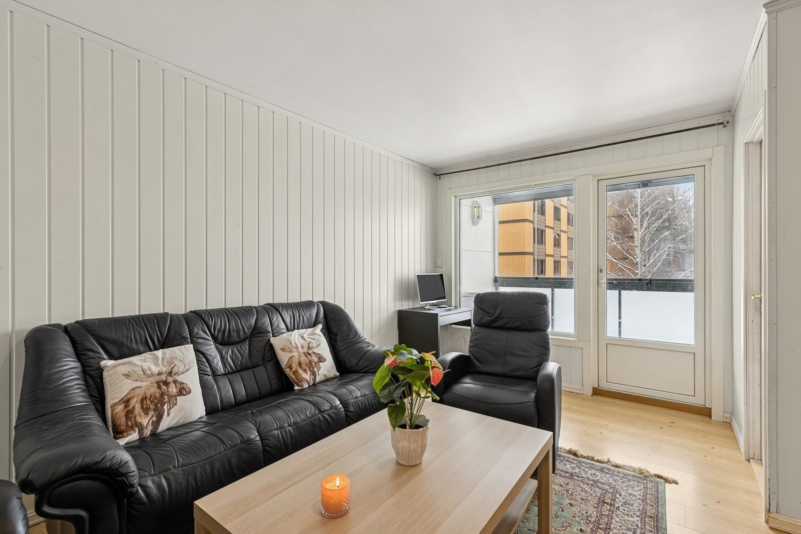 Fra stuen er det utgang til en innglasset balkong på ca. 4 m², som fungerer som en forlengelse av rommet. Galleribilde