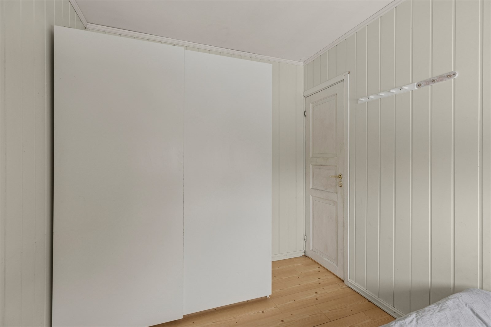 Hovedsoverommet har plass til dobbeltseng og medfølgende garderobeskap. Galleribilde