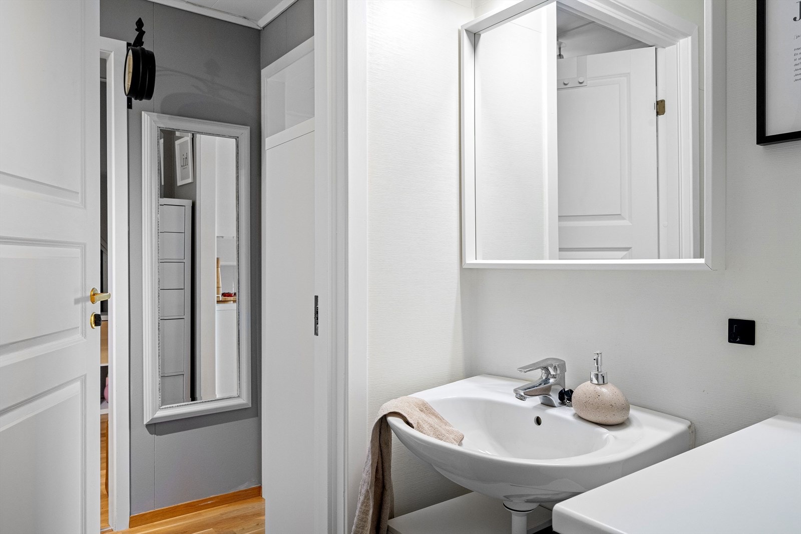 Badet har varmekabler i gulv som gjør rommet komfortabelt året rundt. Galleribilde