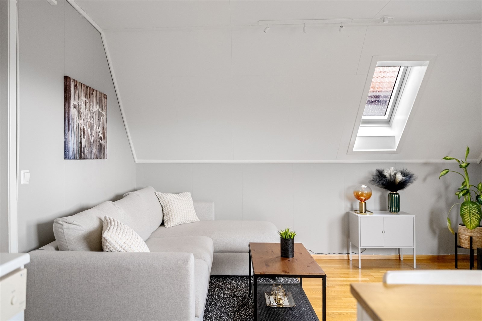 Leilighetens sosiale sone består av en åpen stue- og kjøkkenløsning med god plass til møblering. Galleribilde