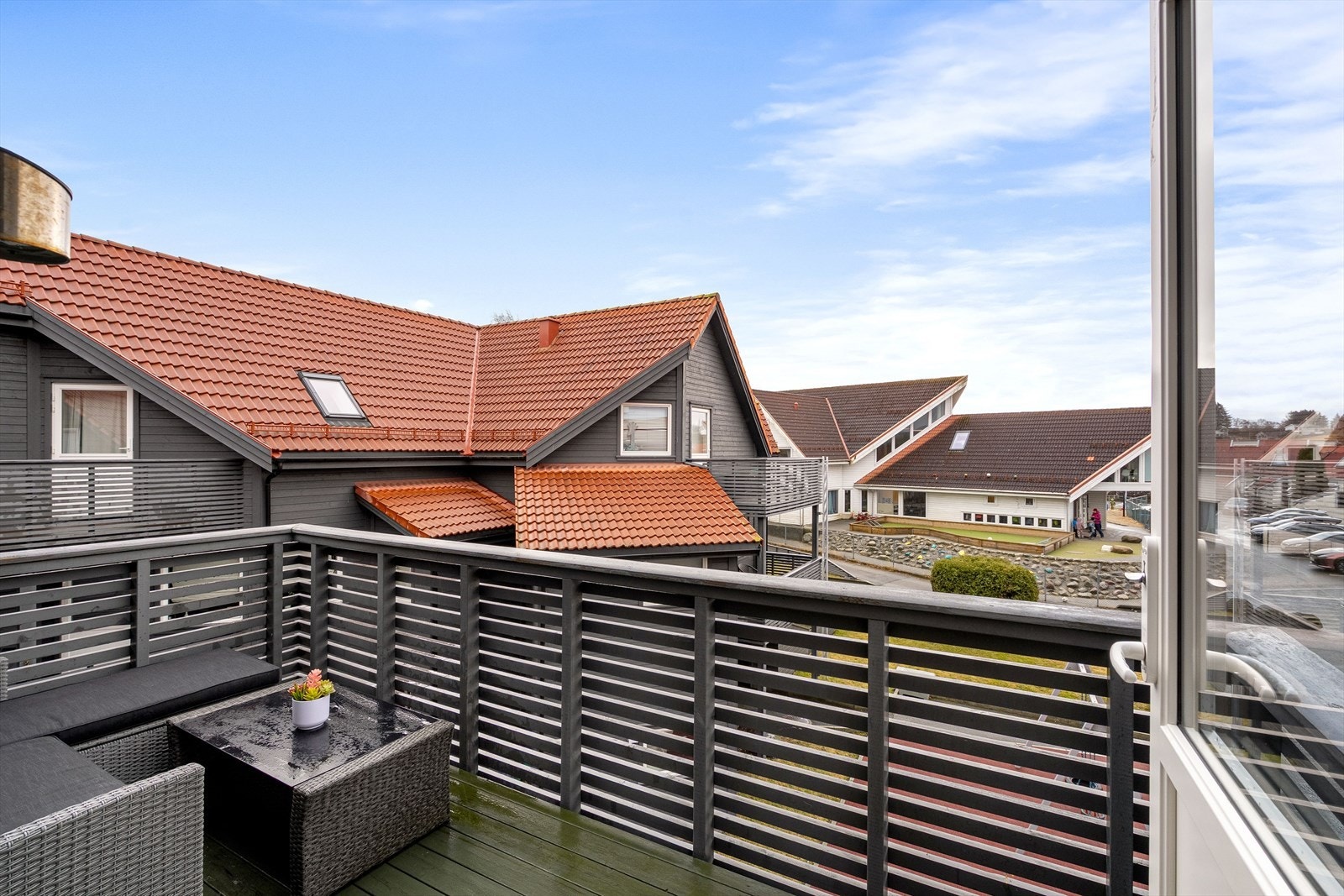 Romslig balkong å invitere gjester til, her kan du nyte sommeren sammen med familie og venner. Galleribilde