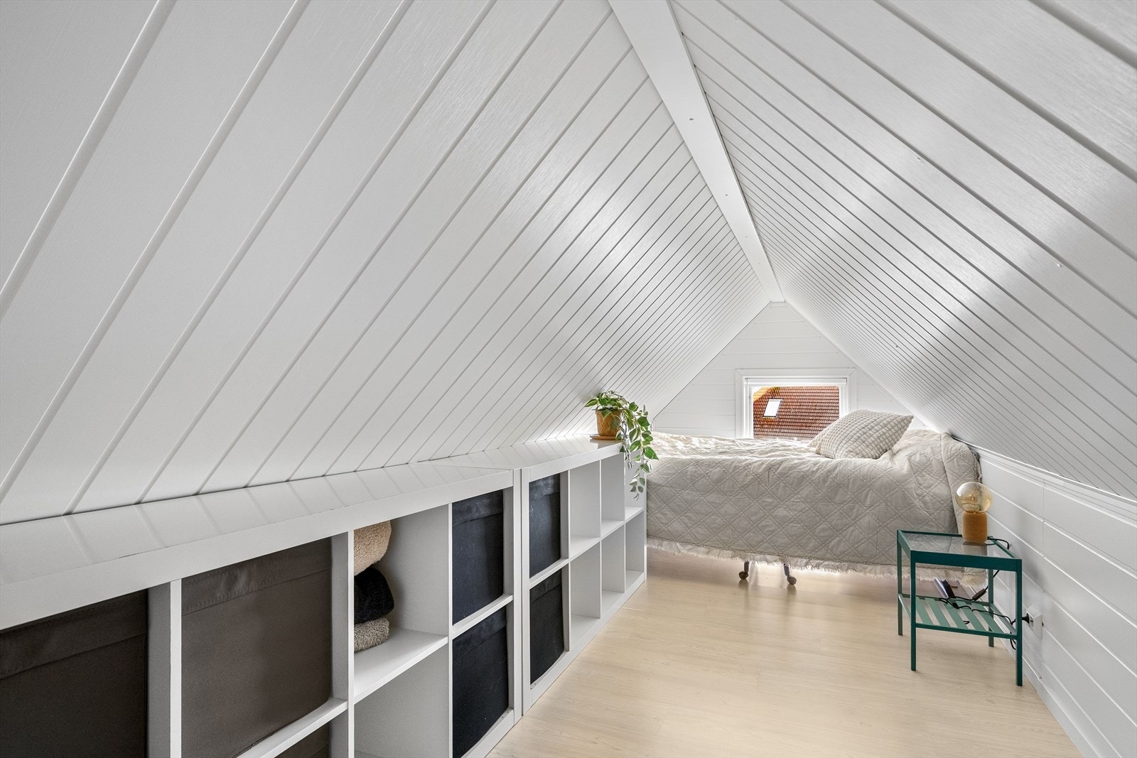 Hemsen er et svært praktisk tilskudd - her har du plass til seng og ekstra lagringsmuligheter. Galleribilde