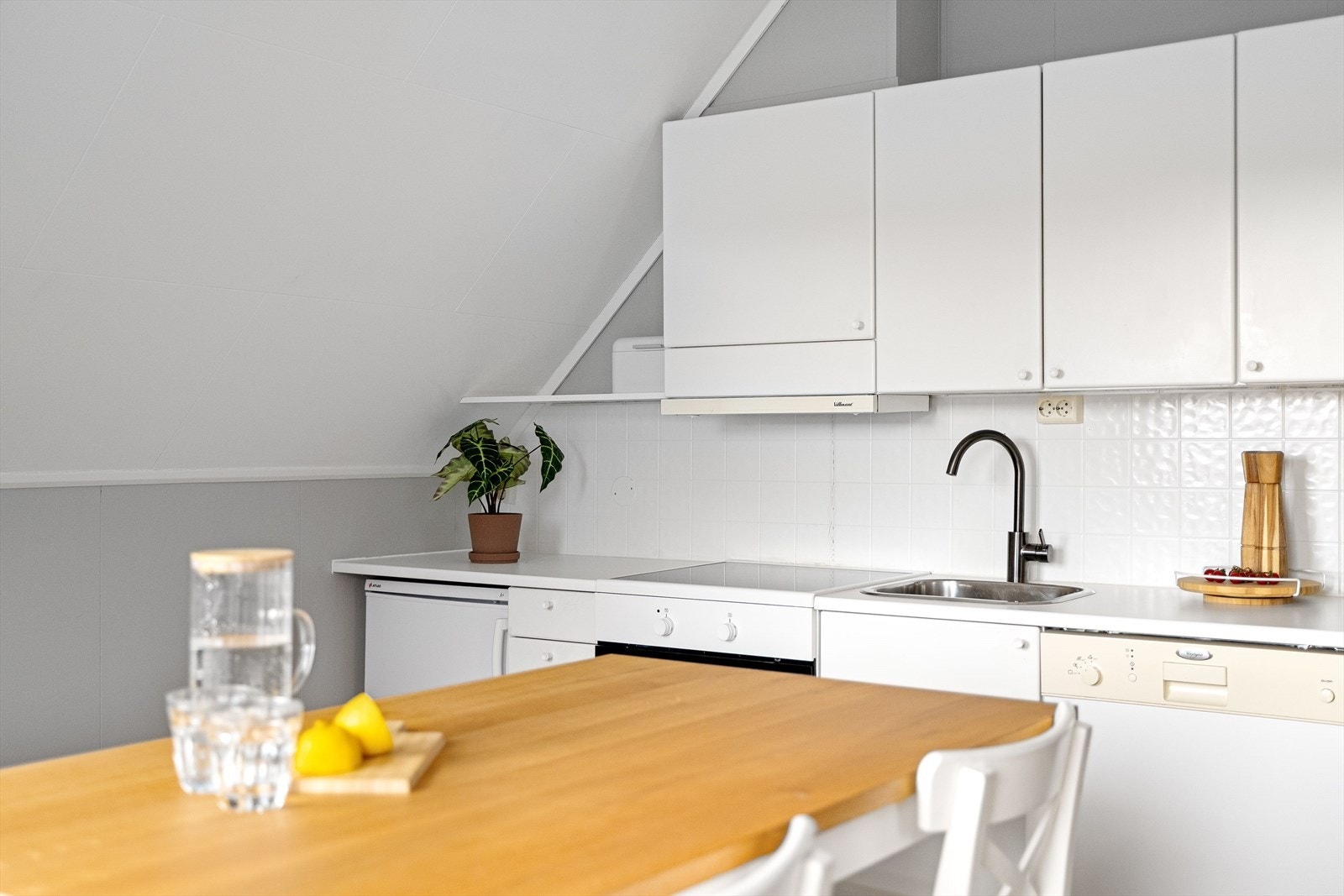 Hvitevarene består av frittstående oppvaskmaskin, kjøleskap og stekeovn med platetopp. Galleribilde