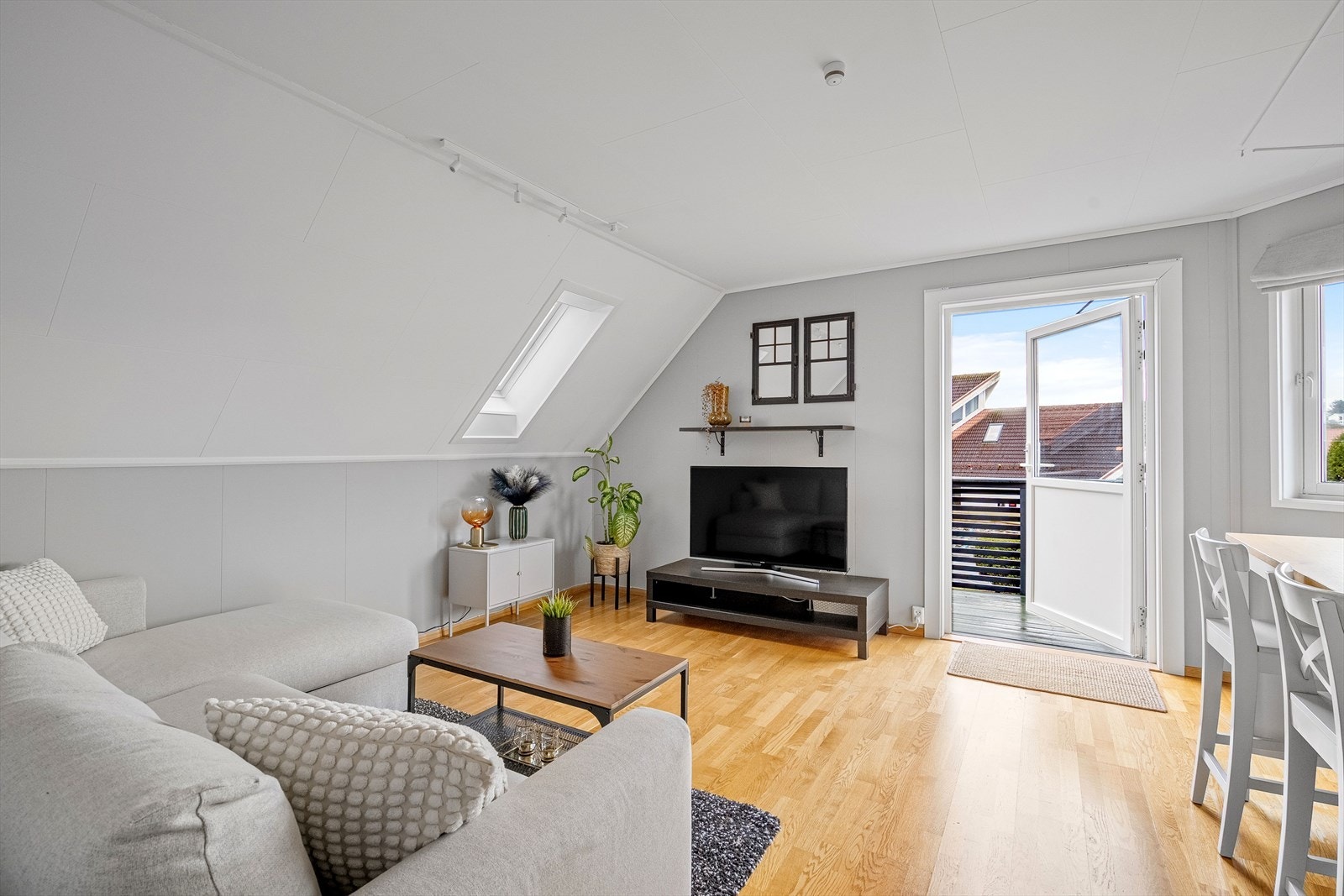 Atmosfæren er lys og luftig og bruken av vindusfelt sikrer gode dagslysforhold Galleribilde