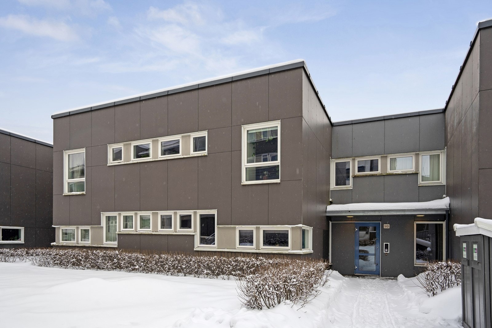 Beliggenheten er attraktiv og barnevennlig med nærhet til skoler, barnehager, offentlig kommunikasjon, samt et rikt utvalg av fasiliteter og servicetilbud. Galleribilde