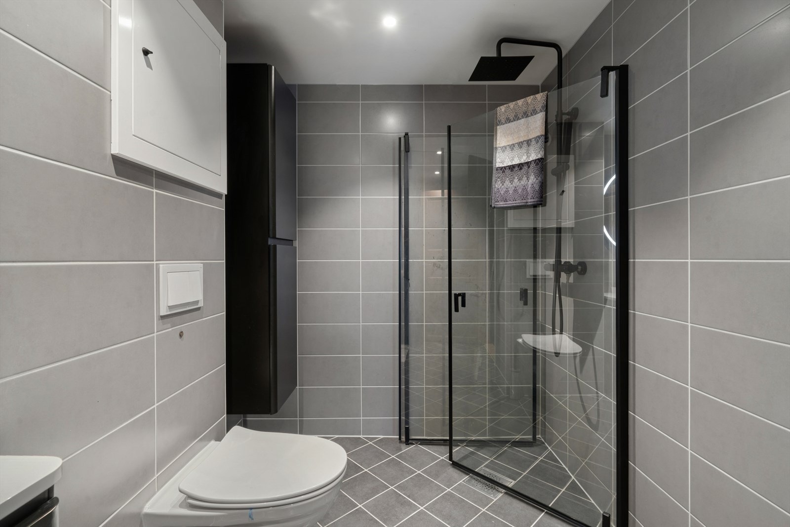 Leiligheten har to moderne baderom. Begge baderommene ble renovert i 2023 i regi av borettslaget. Galleribilde