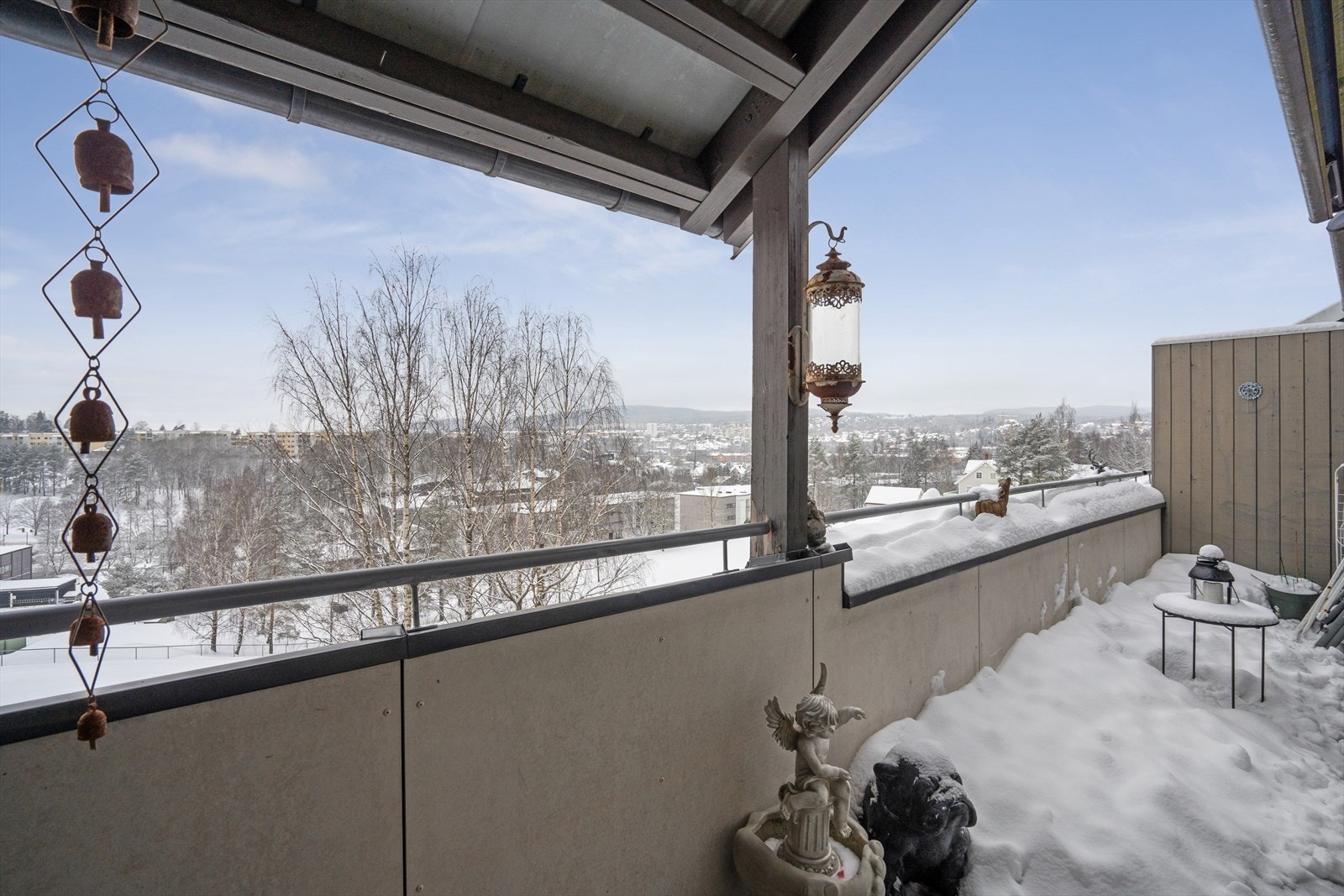 Fra stuen er et utgang til en solrik balkong på ca. 11 kvadratmeter. Galleribilde