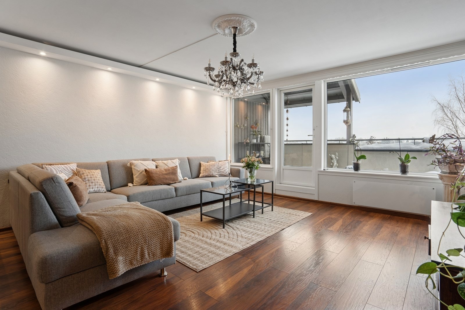 Her er det store vindusflater som slipper inn rikelig med naturlig lys. Galleribilde