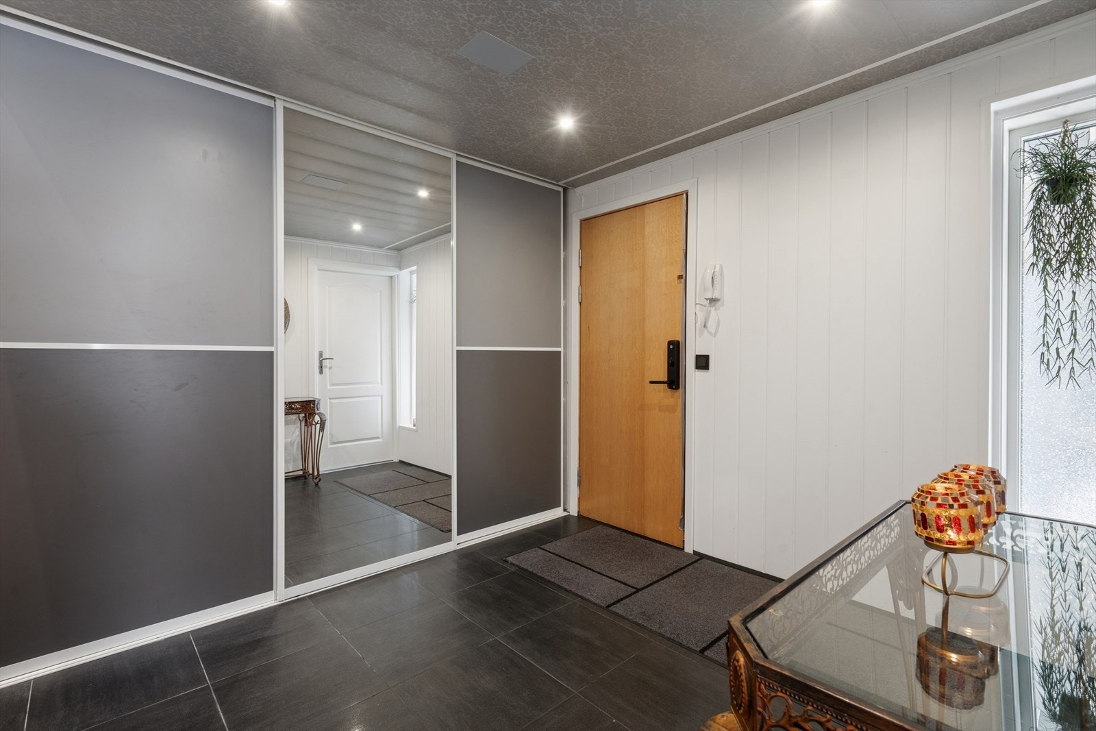 Entreen er innredet med skyvedørsgarderobe. Galleribilde