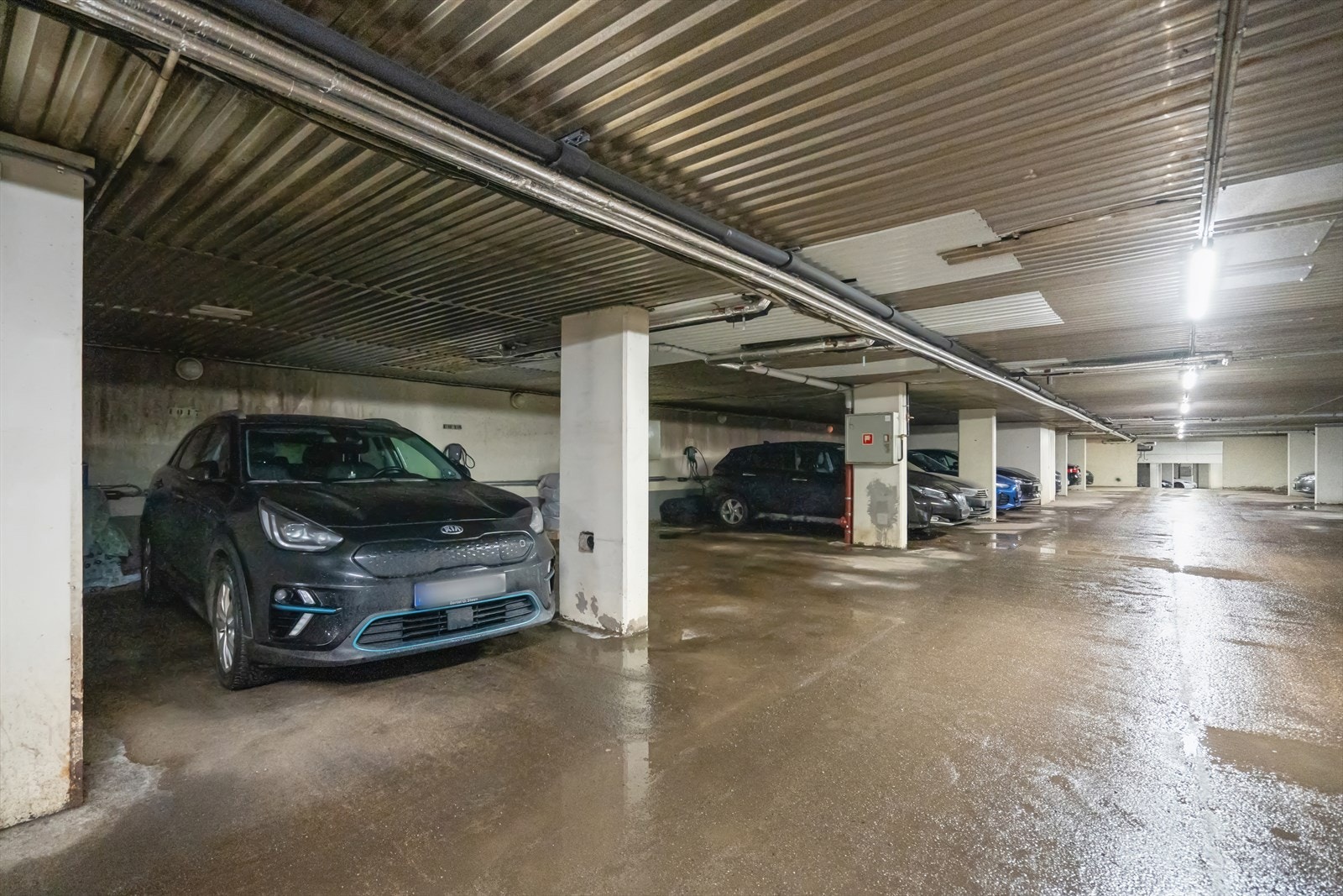 Leiligheten har fast garasjeplass i felles garasjeanlegg. Galleribilde