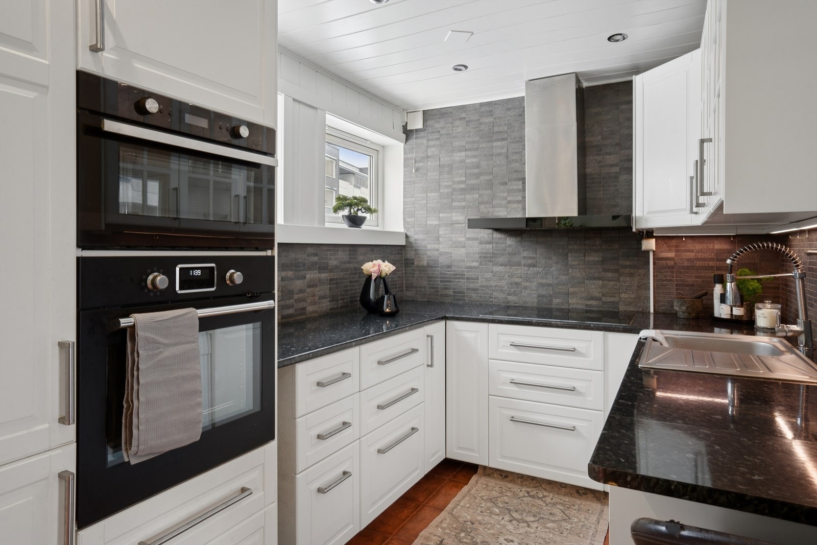 Kjøkkenet har god skap- og benkeplass. Galleribilde