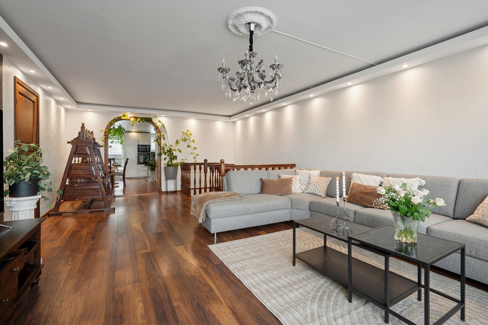 Leiligheten går over to etasjer og har en praktisk planløsning som inneholder entré, stue, kjøkken, innvendig bod, to baderom og fire soverom. Galleribilde