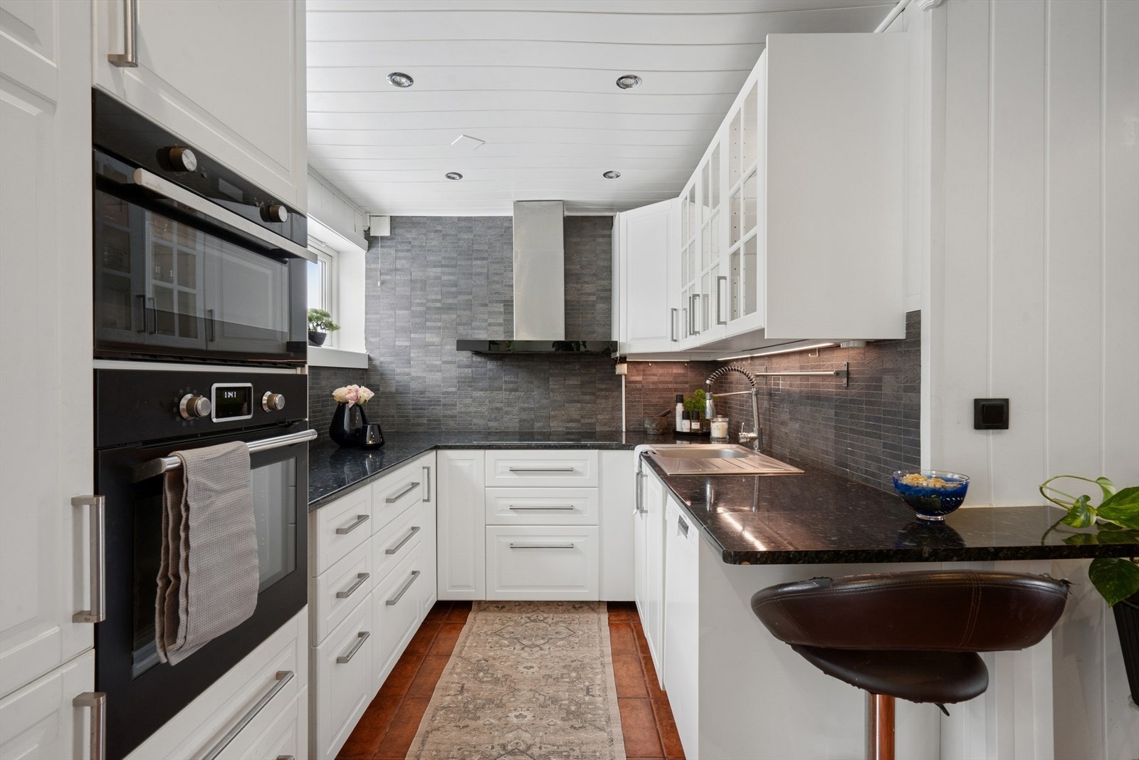 Pen kjøkkeninnredning med integrerte hvitevarer. Galleribilde