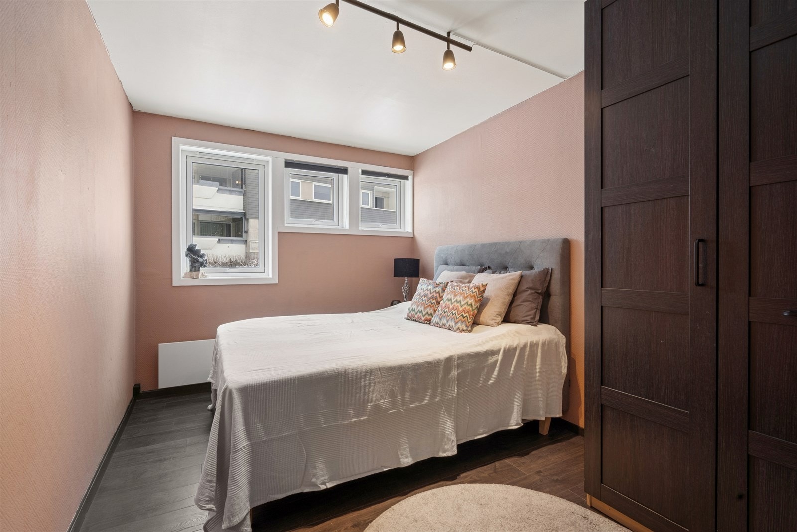 Romslig soverom i 1. etasje. Galleribilde