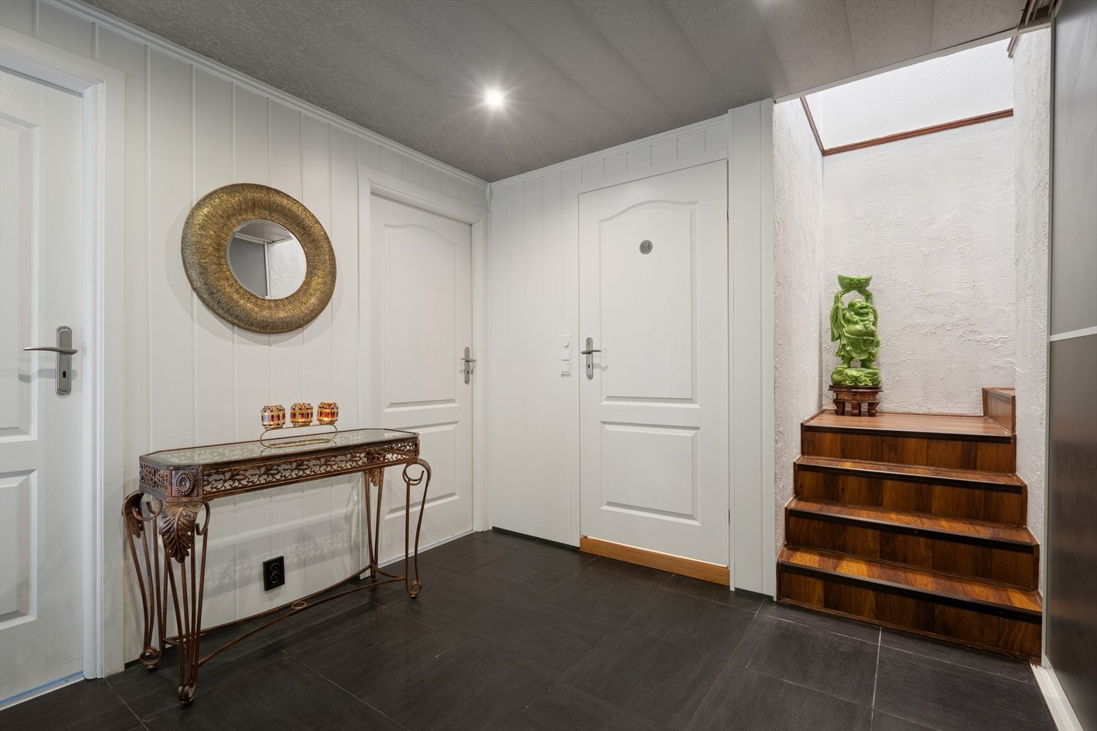 Romslig entré i 1. etasje. Galleribilde