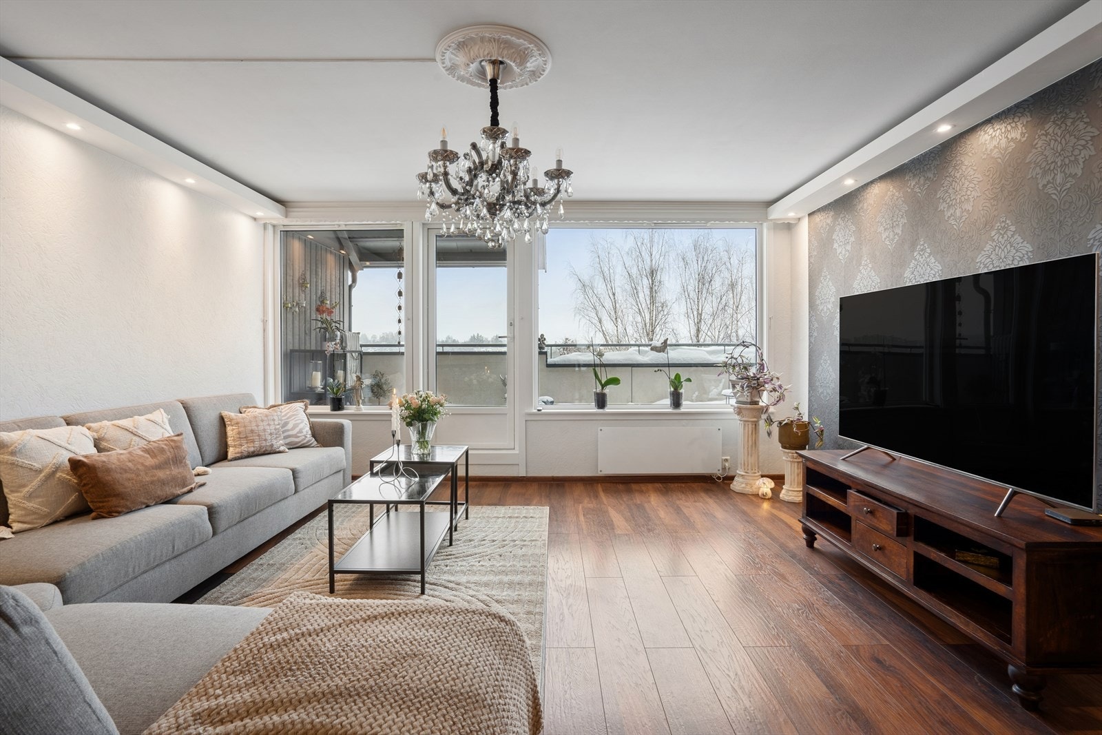 Lys og romslig stue med gode møbleringsmuligheter. Galleribilde