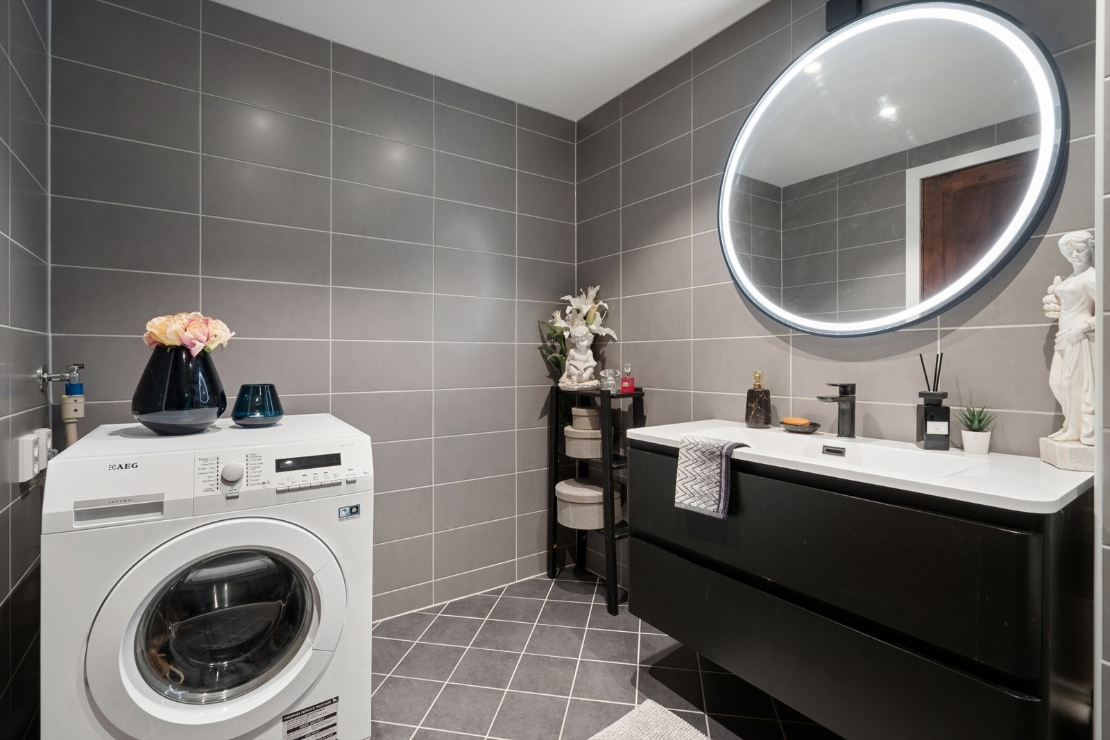 Baderommet i 2. etasje har opplegg for vaskemaskin. Galleribilde