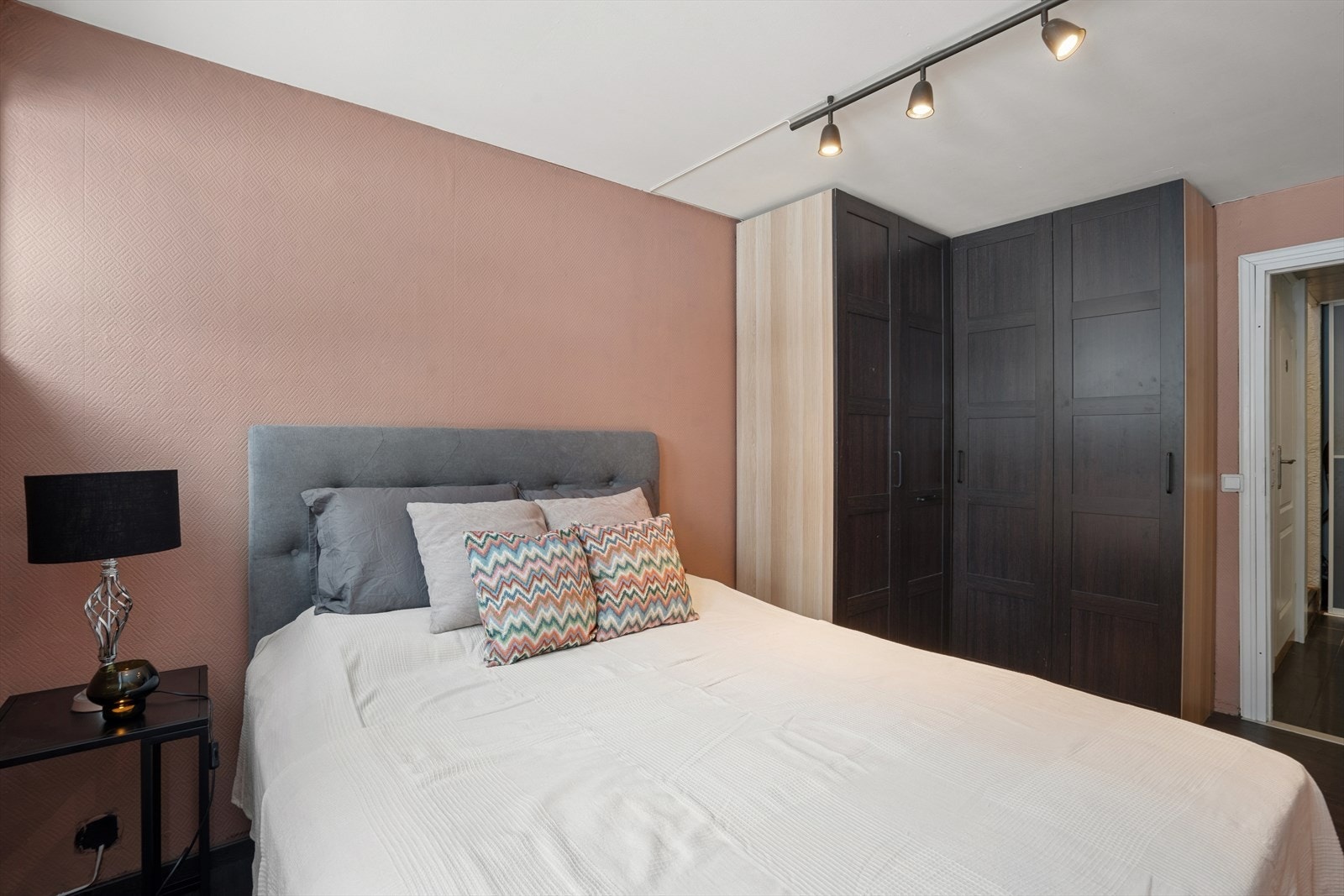 Soverommet er utstyrt med praktisk garderobeskap. Galleribilde