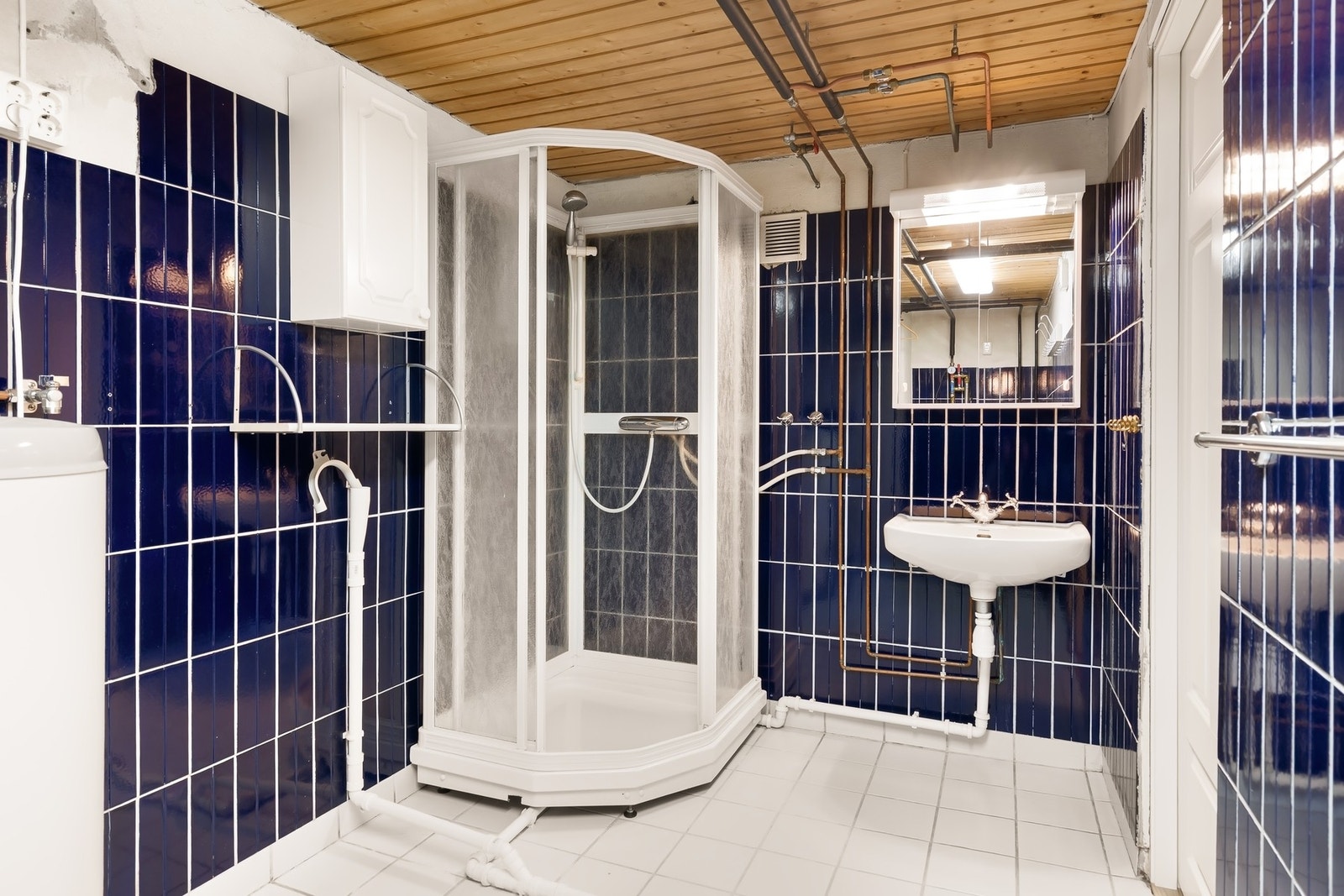 Rom i kjeller med dusjkabinett, servant og opplegg for vaskemaskin. Galleribilde