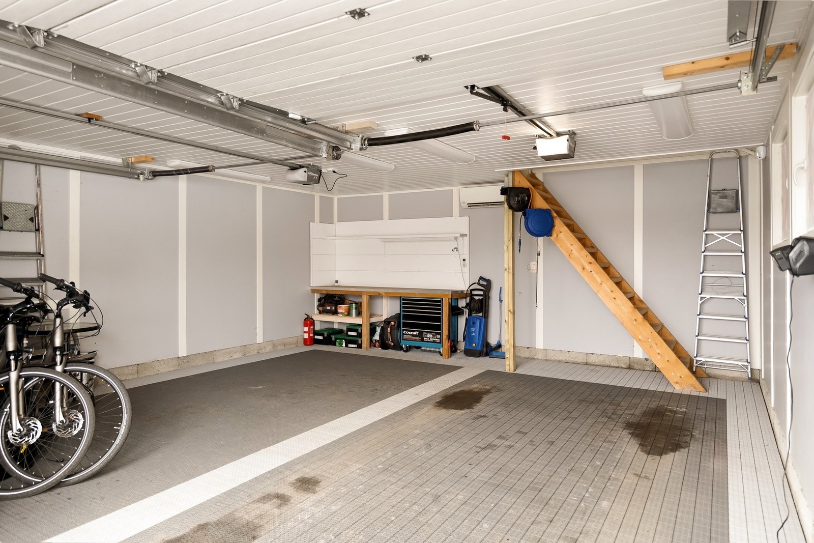 Isolert dobbelgarasje med god plass til biler og ekstra oppbevaring. Galleribilde