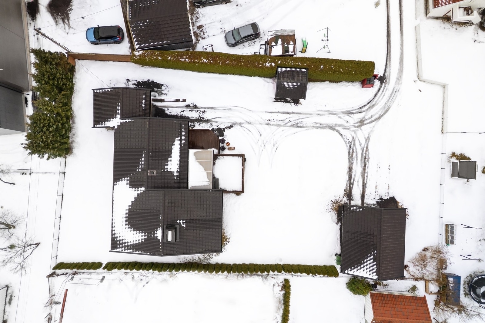 Garasje tilknyttet boligen, i tillegg til dobbelgarasjen. Galleribilde