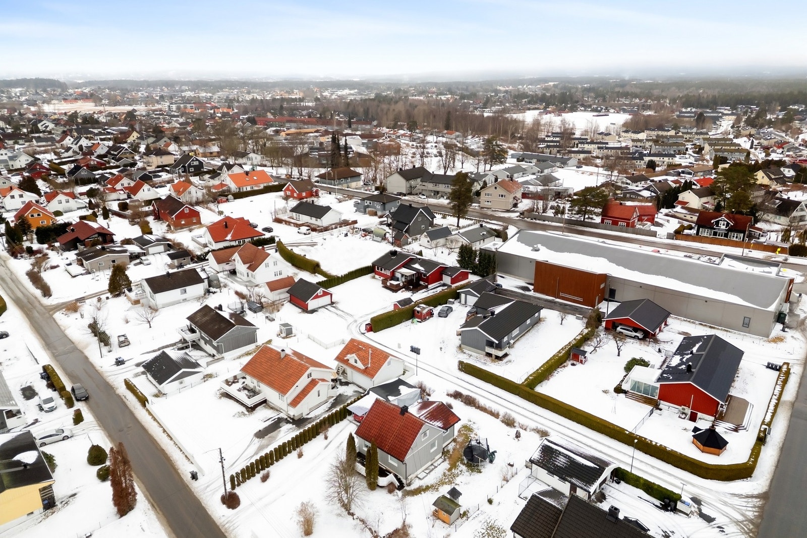 Kort vei til både skole, barnehage, butikker, kollektivforbindelser og turområder. Galleribilde