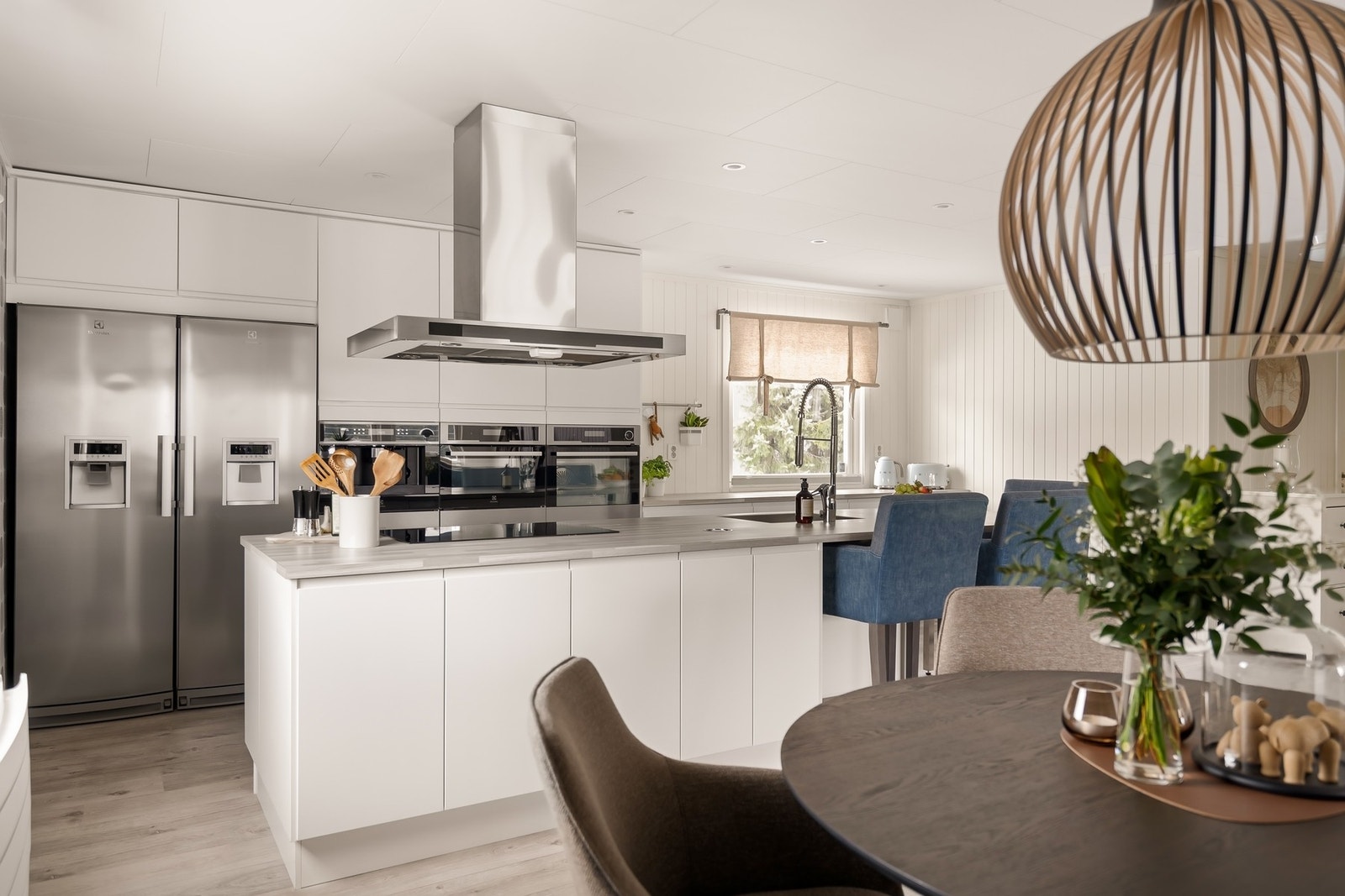 Stilrent kjøkken med slette fronter og en praktisk kjøkkenøy. Galleribilde