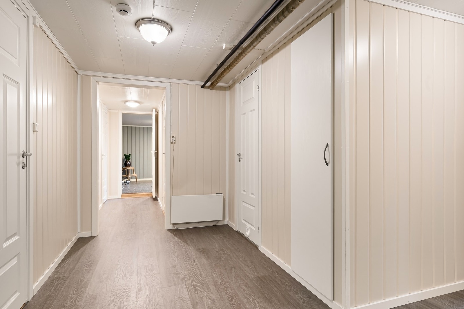 Det presiseres at kjelleren ikke tilfredsstiller kravene til rom for varig opphold. Galleribilde