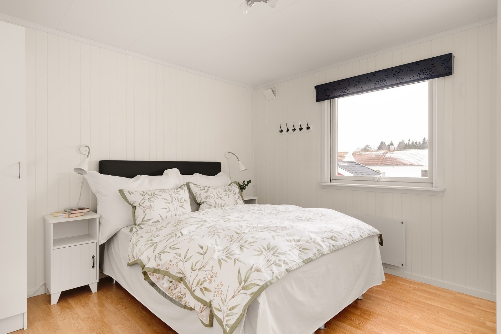 Hovedsoverom med god plass til dobbeltseng og nattbord. Galleribilde