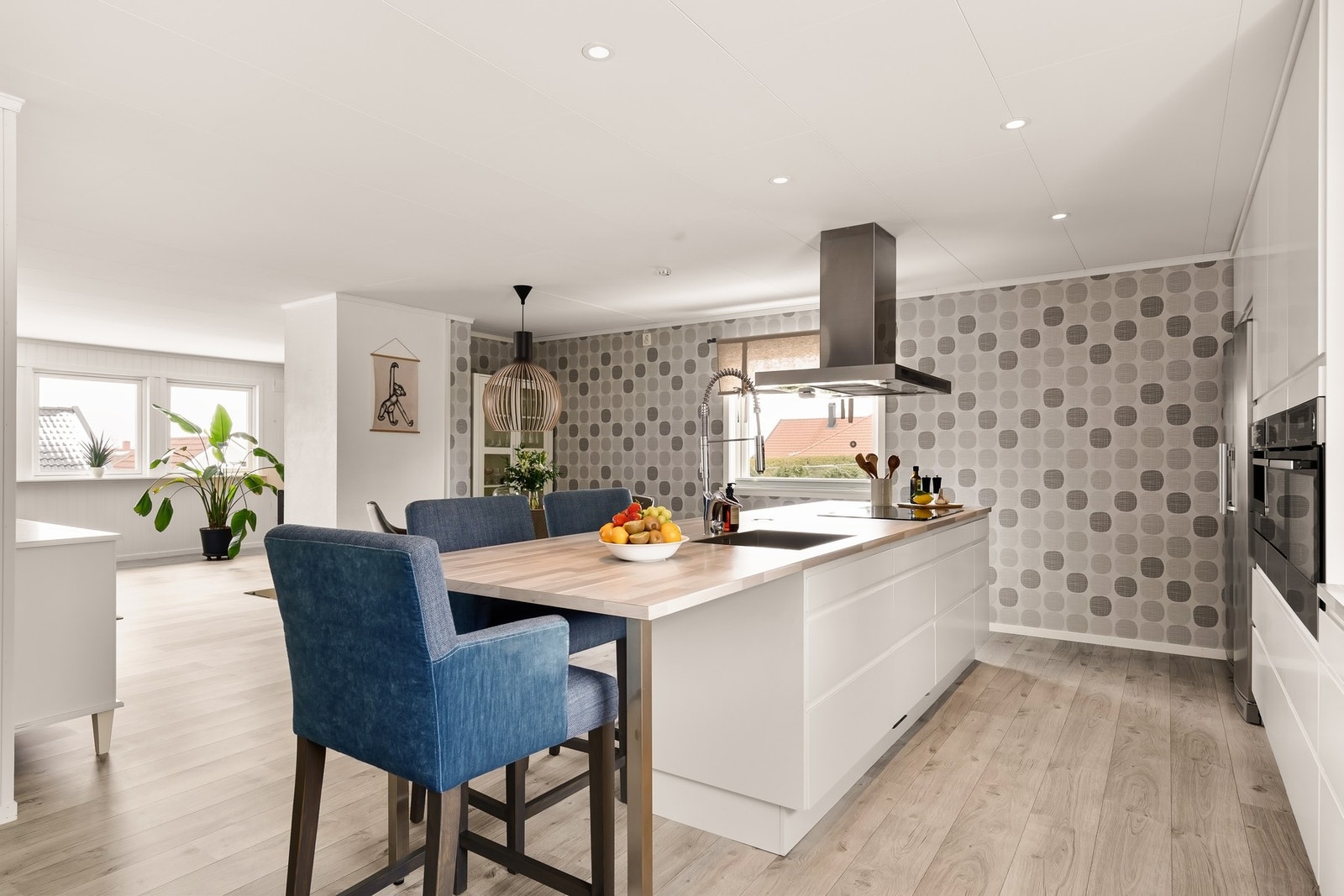 Kjøkkenøyen fungerer som et naturlig samlingspunkt - perfekt for både matlaging og hyggelige samtaler. Galleribilde