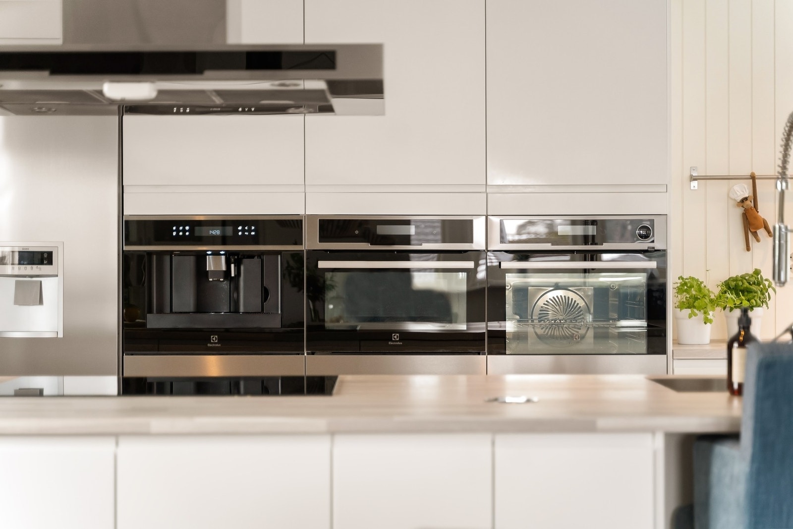 Foruten frittstående kjøl/fryseskap, er det integrerte hvitevarer slik som oppvaskmaskin,
induksjonstopp, kaffemaskin, micro, stekeovn og vinskap. Galleribilde