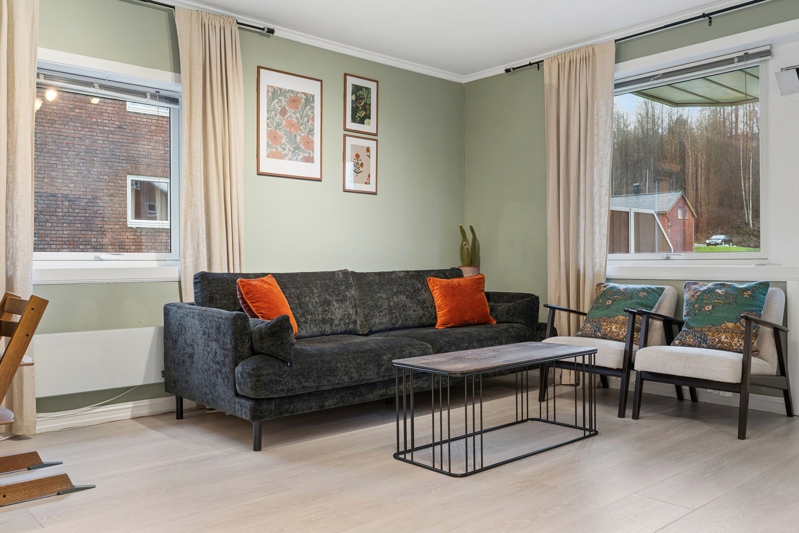 Godt med vindusflater som gir rikelig med naturlig lys til rommet. Galleribilde