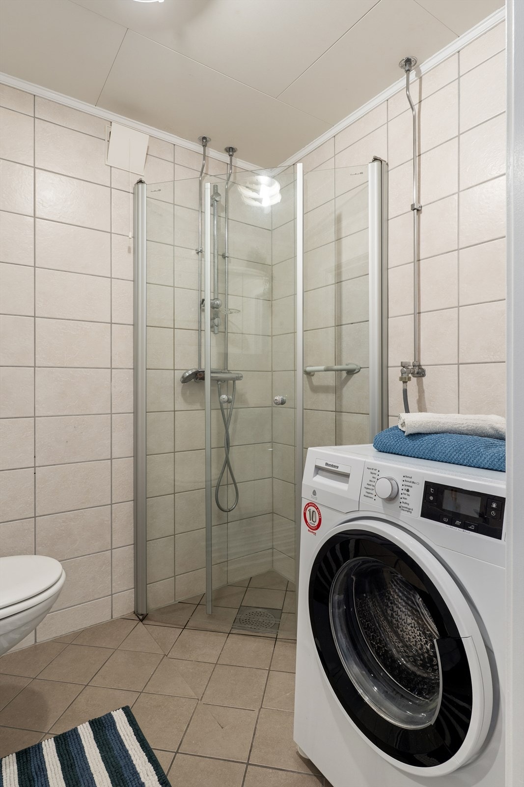 Badet er rehabilitert i regi av borettslaget i ca. 2009 og har flislagte overflater og varmekabler i gulv. Galleribilde