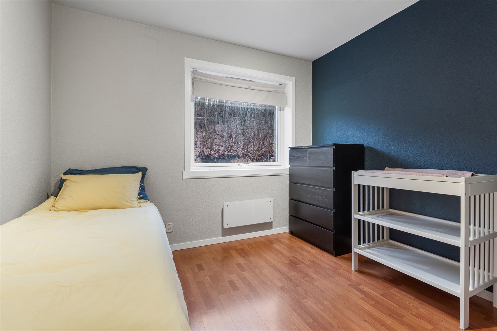 Soverom 2 er også av god størrelse og passer fint som et barnerom, gjesterom, kontor eller etter eget ønske og behov. Galleribilde