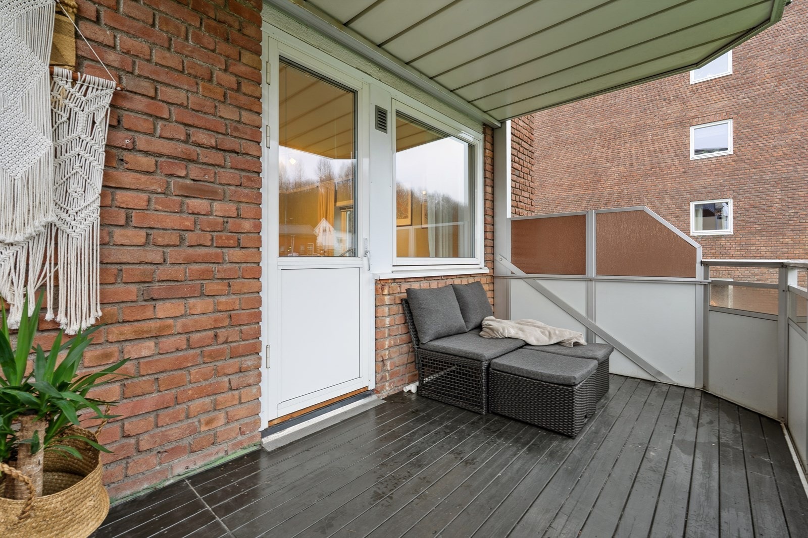 En solrik og overbygget balkong på ca. 8 m². Galleribilde