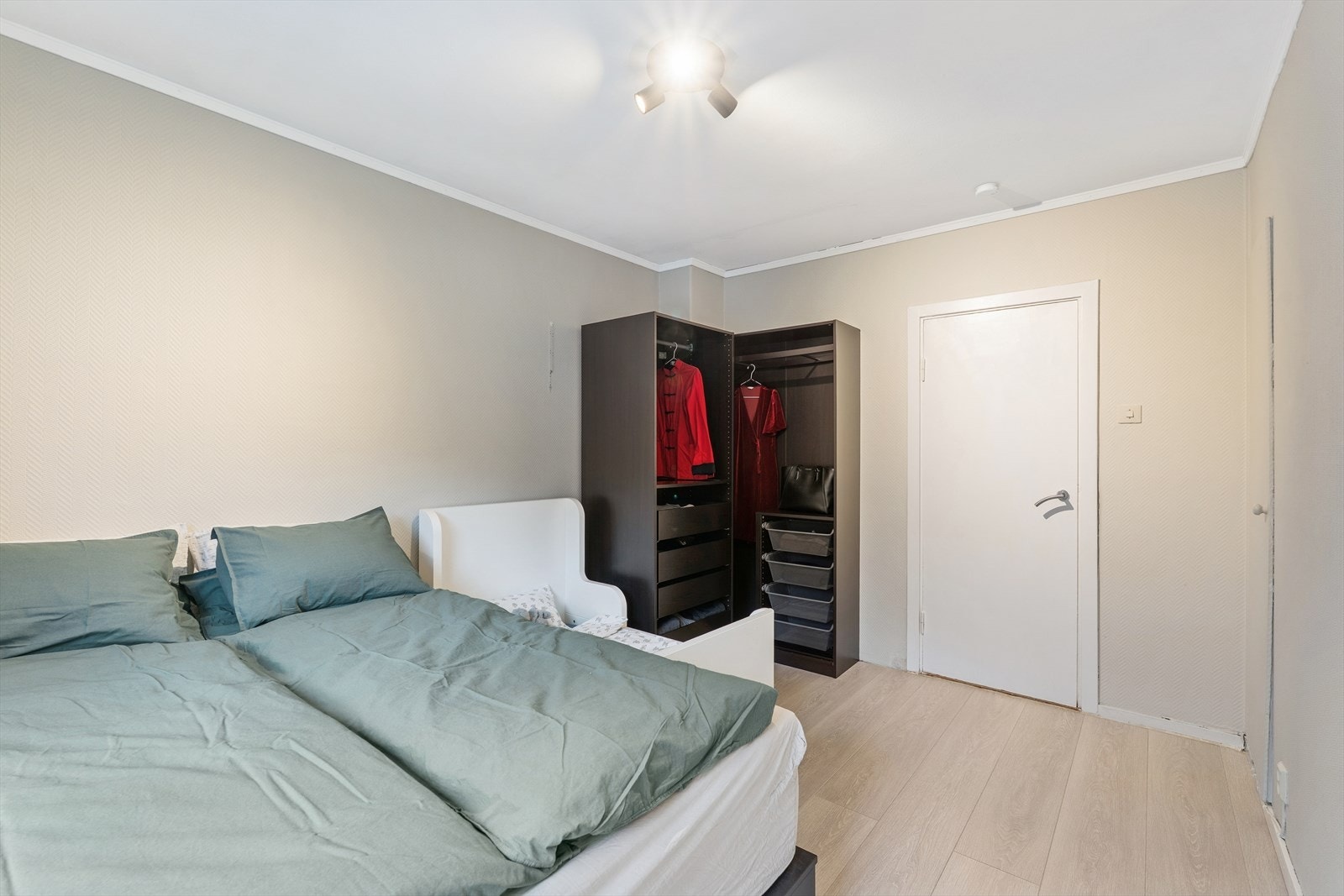 Hovedsoverommet er av god størrelse med plass til dobbeltseng med tilhørende nattbord. Galleribilde