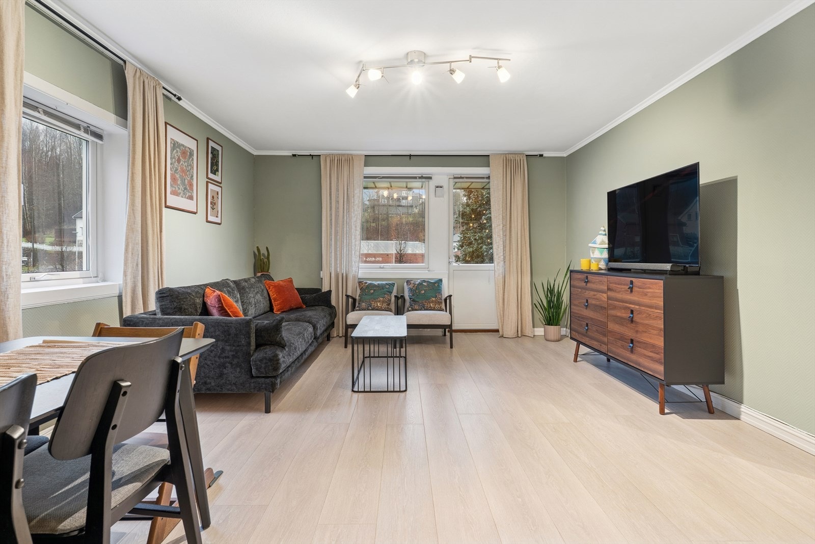 Pen stue med god plass til både sofa- og spisegruppe. Galleribilde