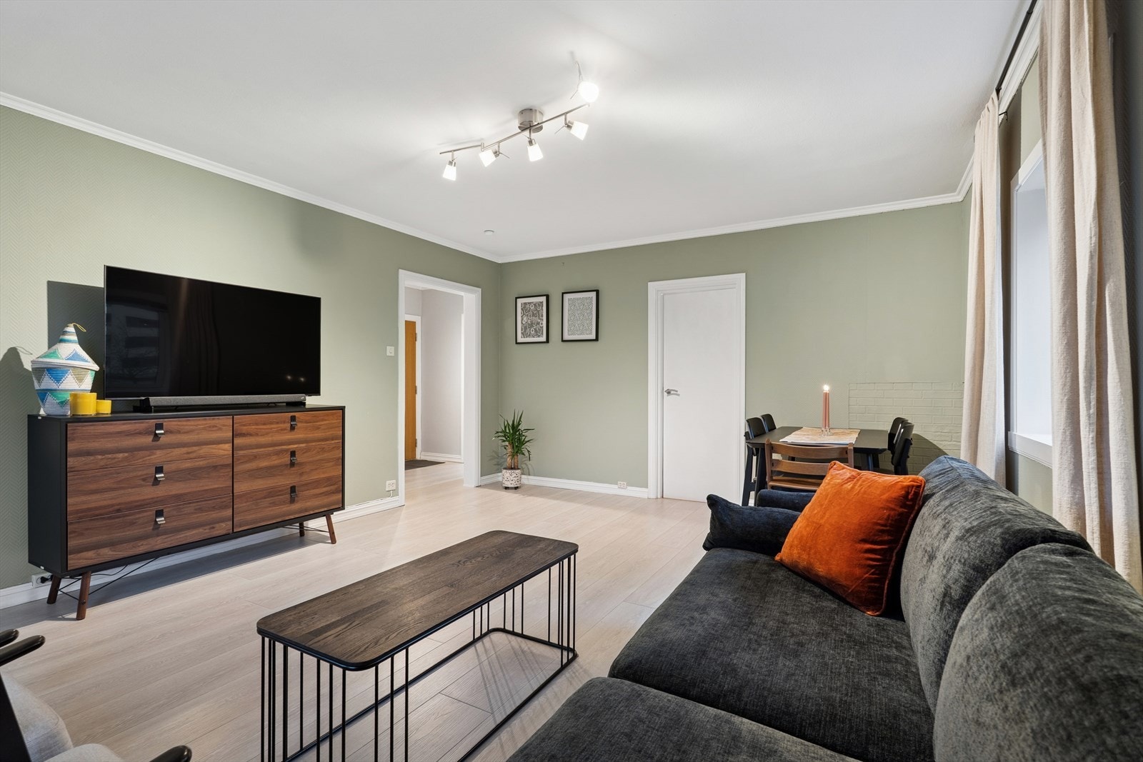 En lys og fin 3-roms endeleilighet med praktisk planløsning og god arealutnyttelse på sine 65 m². Galleribilde