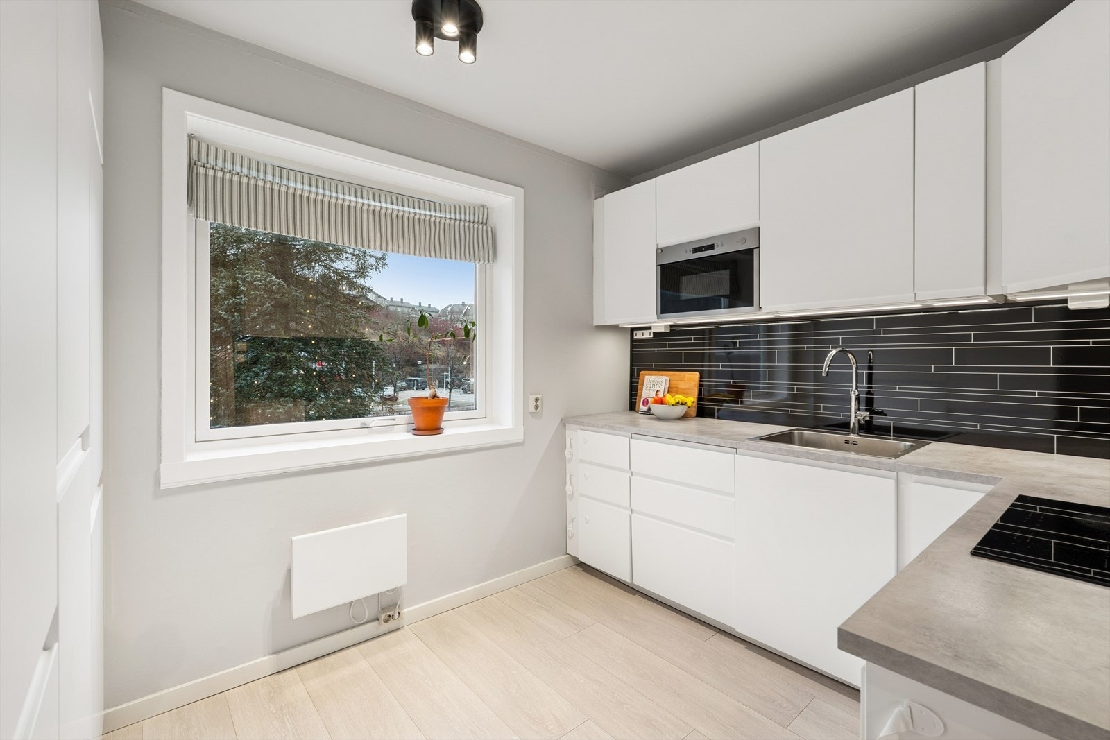 Delikat kjøkken som er pusset opp i 2022. Galleribilde