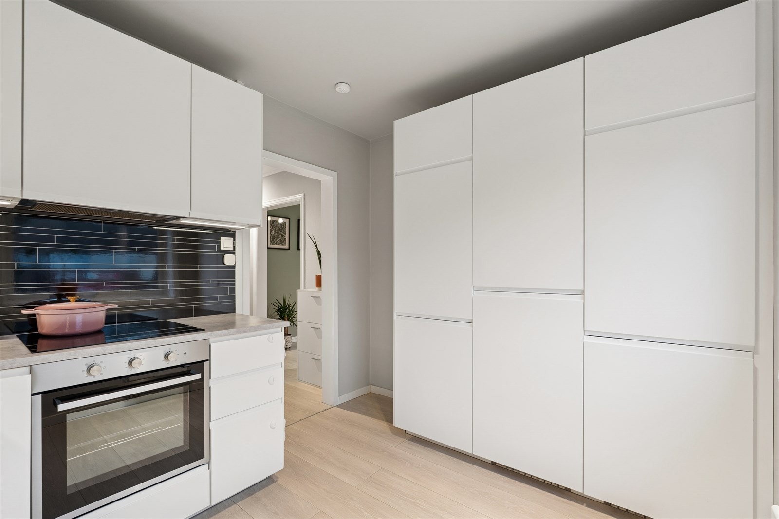 Det er montert kjøkkenventilator med kullfilter, vannstoppsystem og komfyrvakt. Galleribilde