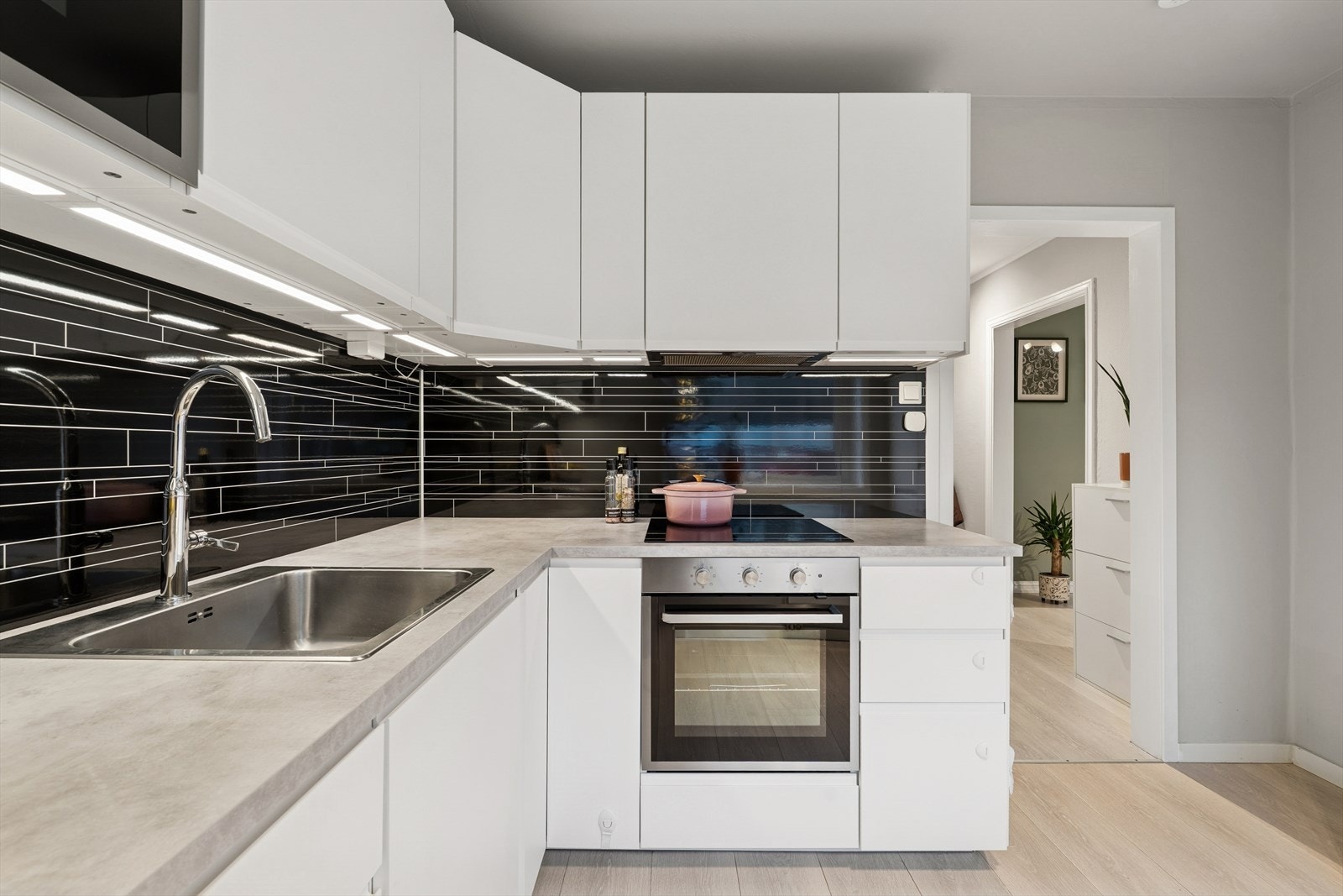 Hvitevarer på kjøkkenet består av kjøleskap, fryseskap, oppvaskmaskin, induksjonstopp, mikro og stekeovn. Galleribilde