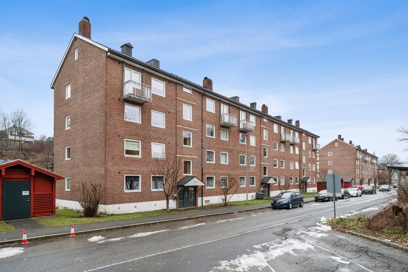 Mulighet for parkering langs veien, og mulighet for billading ved enden av blokka. Galleribilde