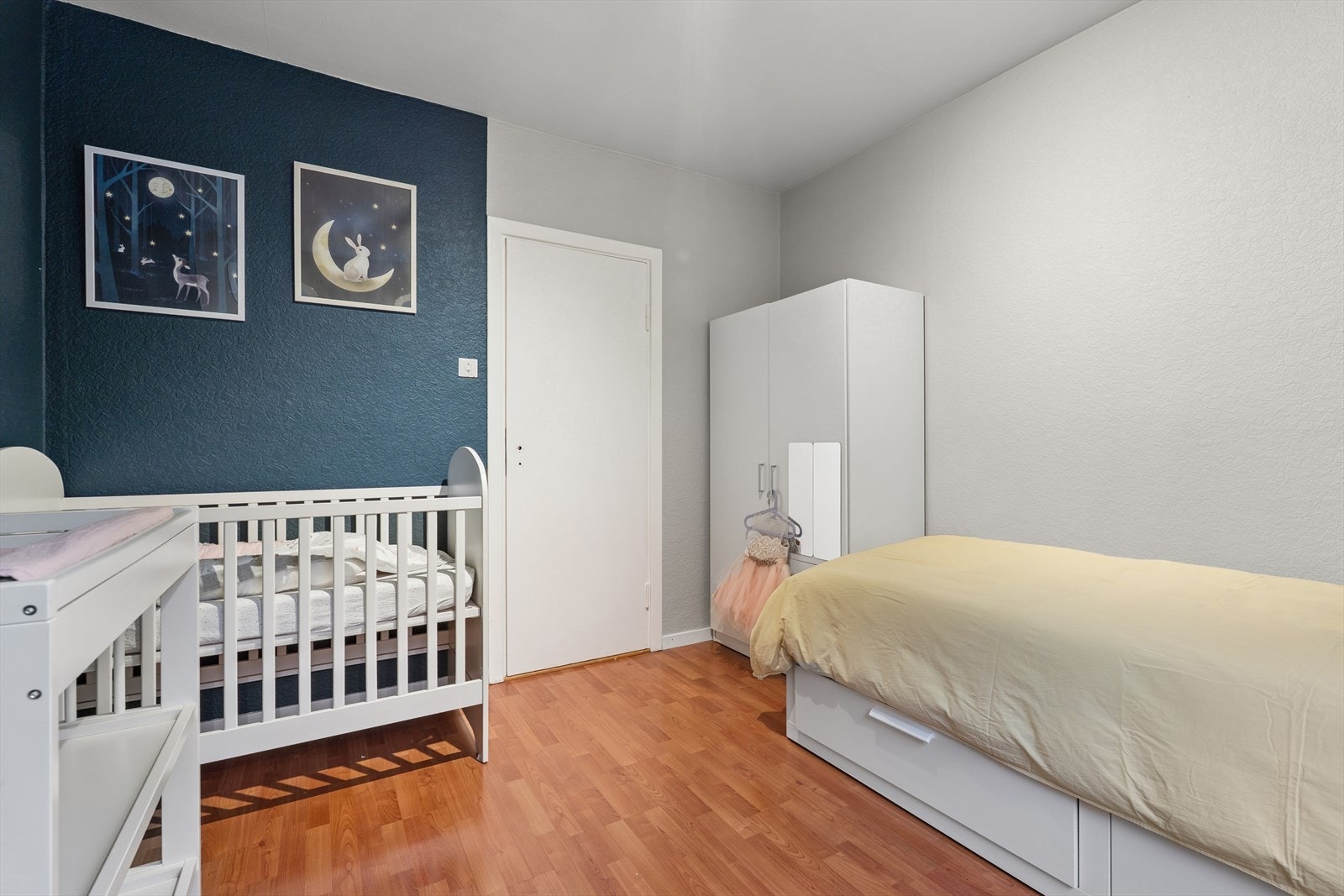 Begge soverommene er utstyrt med garderobeskap. Galleribilde