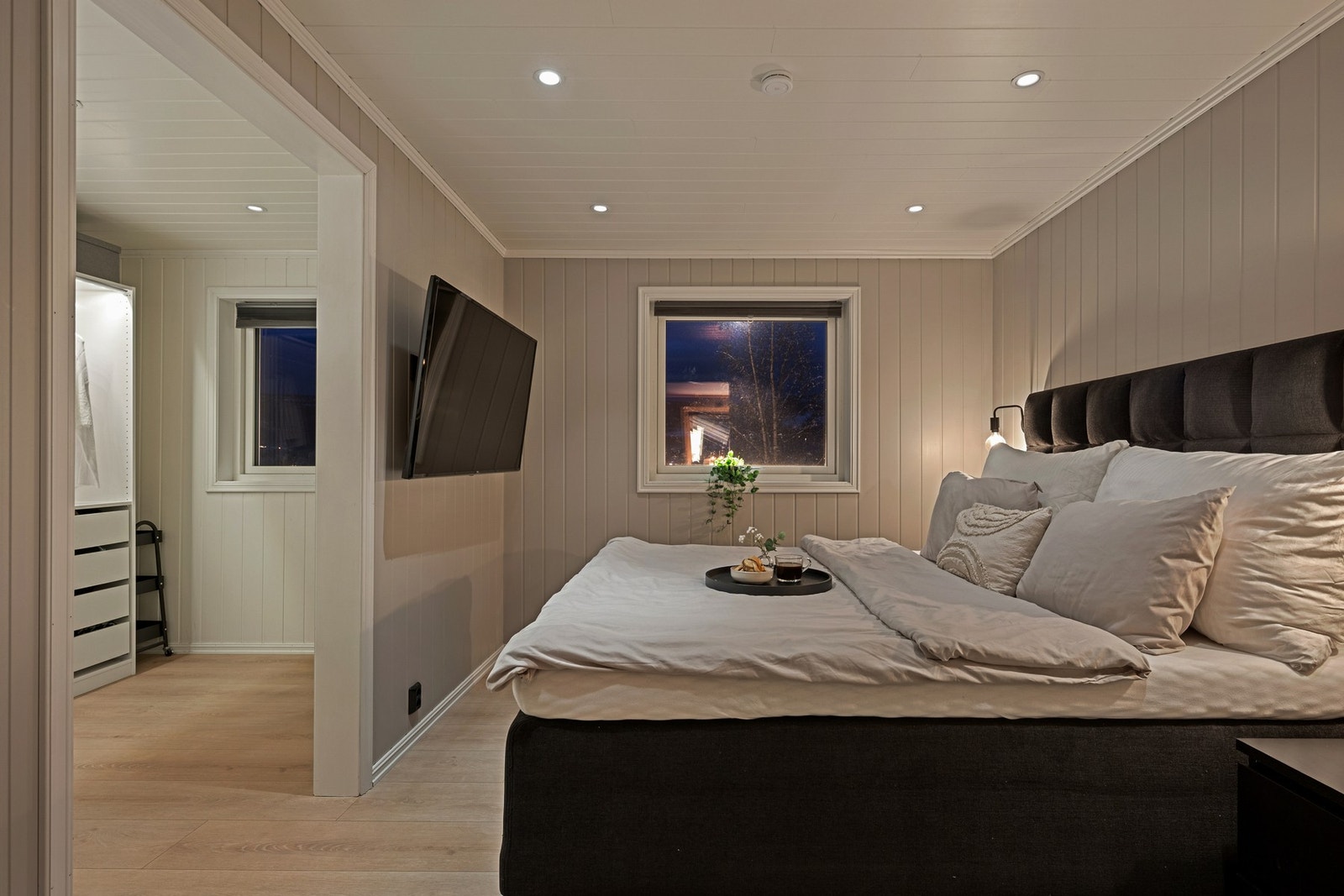 Hovedsoverom med god plass til dobbeltseng og tilhørende møblement. Galleribilde