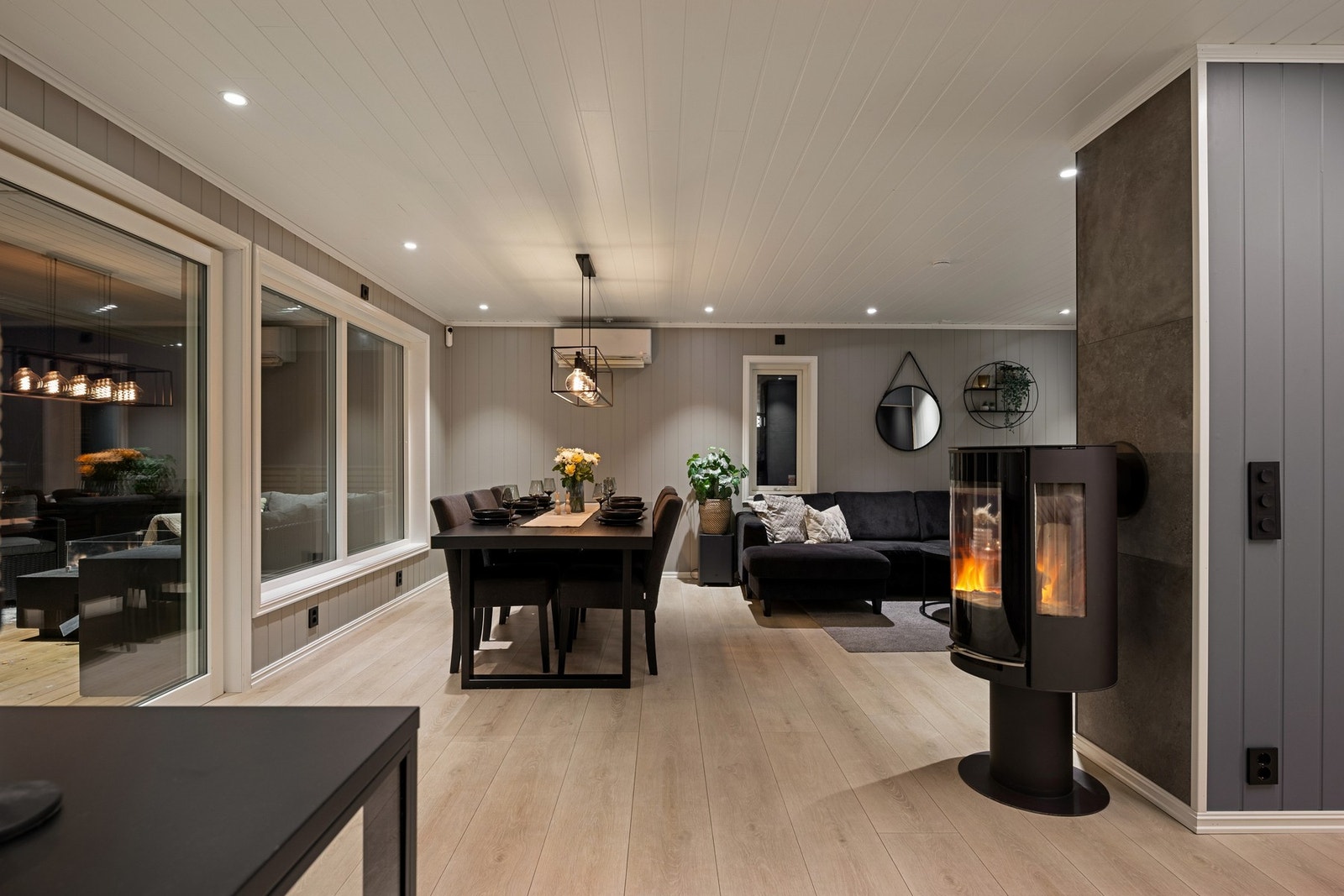 Fra stuen er det utgang til terrasse. Galleribilde