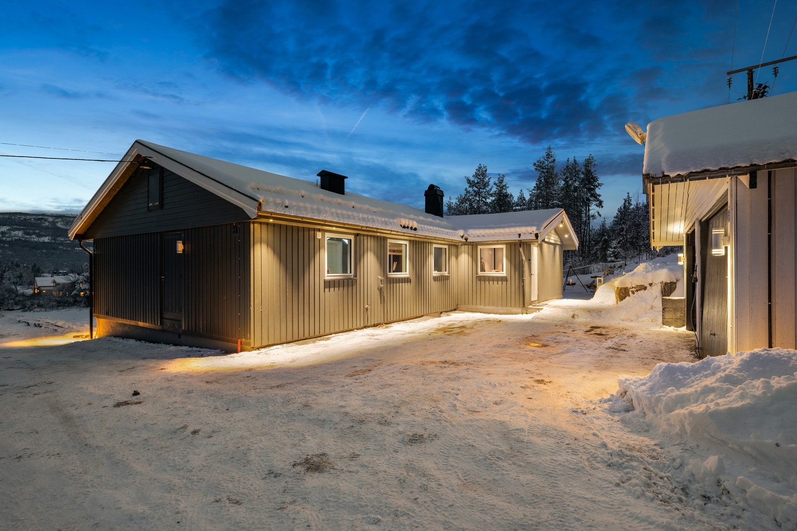 Parkering i egen gårdsplass og to parkeringsplasser i garasje. Galleribilde