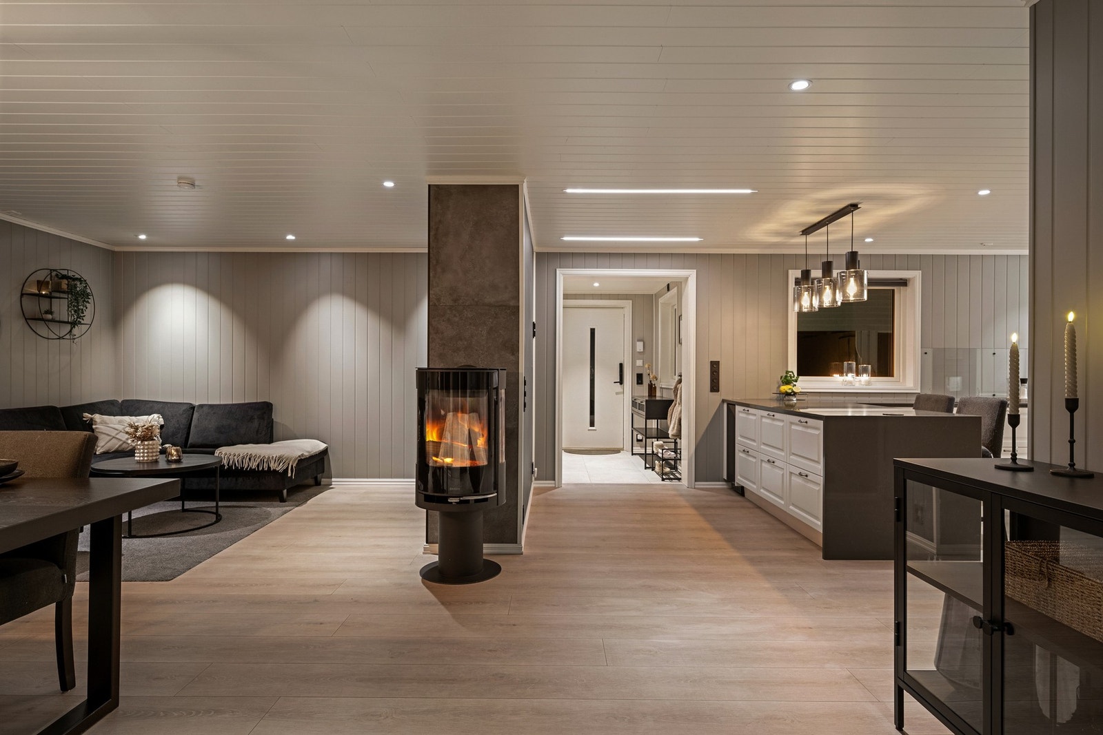 Den åpne løsningen skaper en god atmosfære. Galleribilde