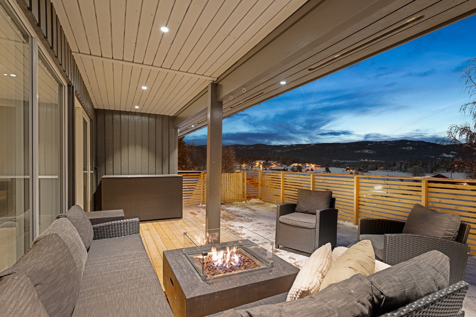 Romslig og delvis overbygget terrasse med gode solforhold og plass til sittegruppe. Galleribilde