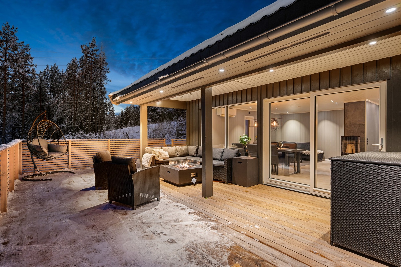 Terrassen gir en sømløs overgang mellom inne- og uteområdene. Galleribilde