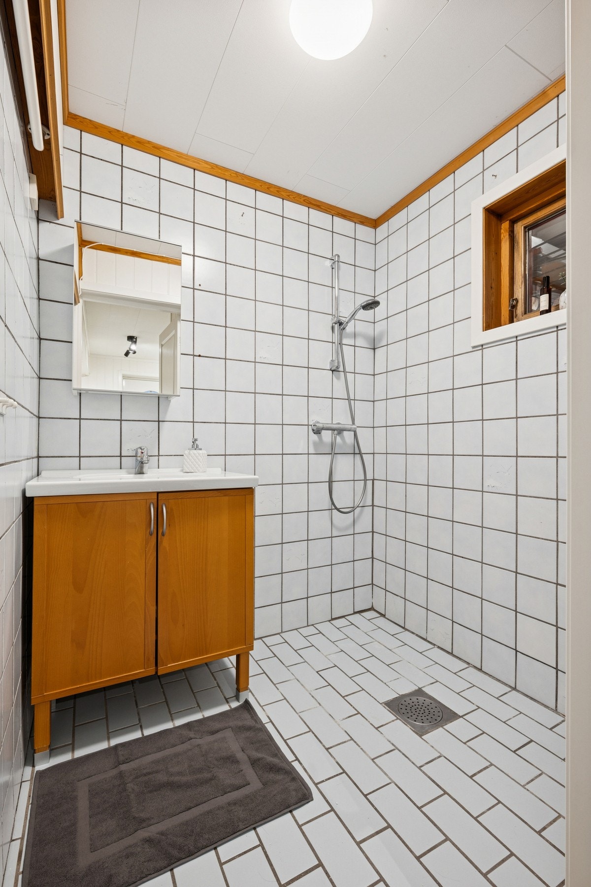 Baderommet i underetasjen / hybelen holder en tidløs standard. Galleribilde